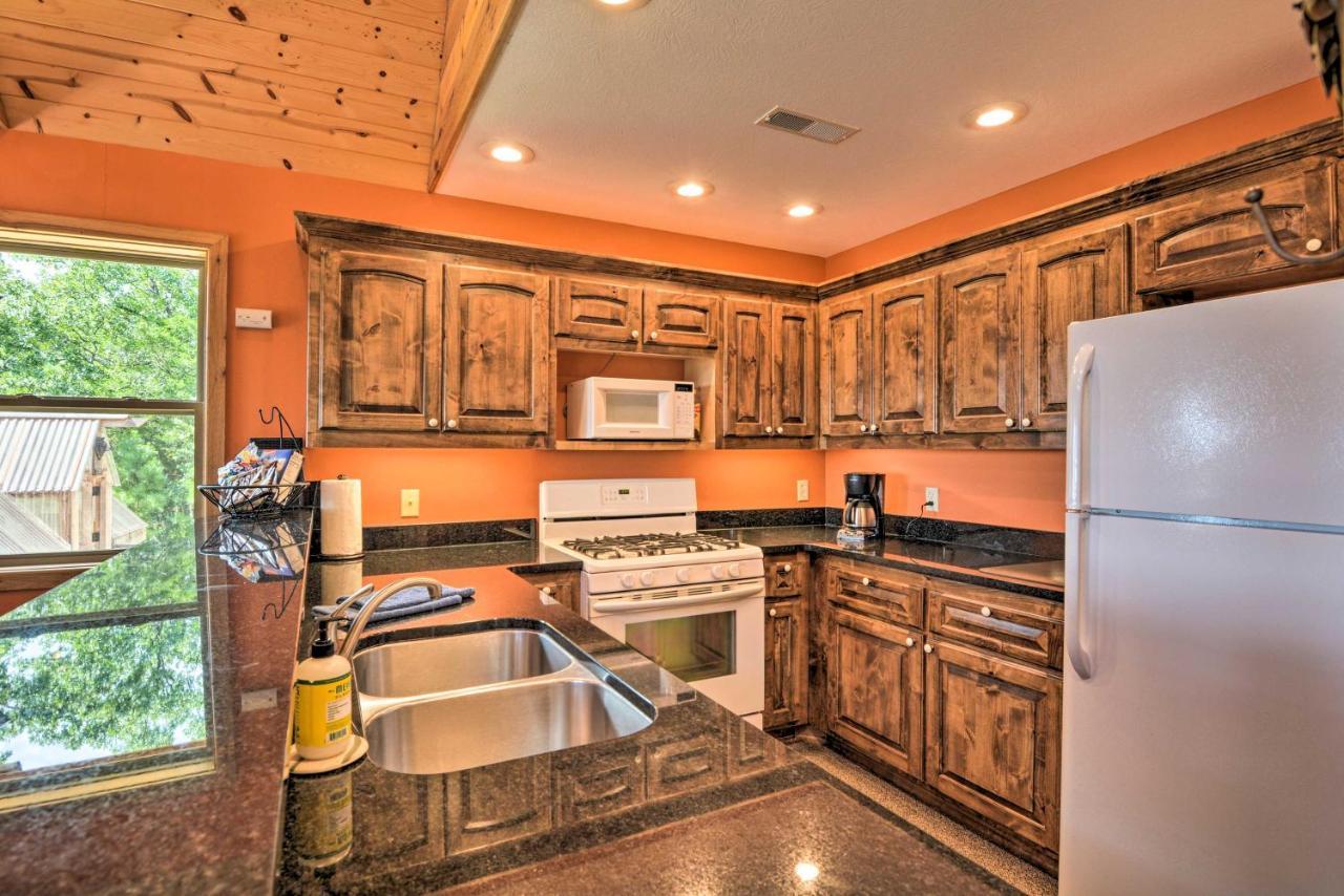 Spacious Log Cabin With Fire Pit And Game Room! Eureka Springs Eksteriør bilde