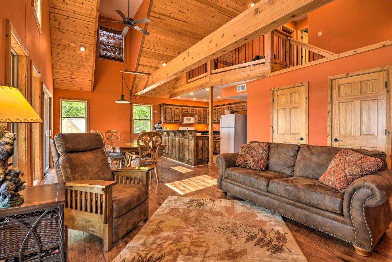 Spacious Log Cabin With Fire Pit And Game Room! Eureka Springs Eksteriør bilde