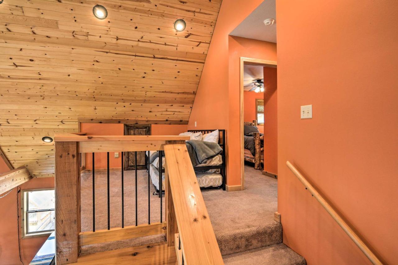 Spacious Log Cabin With Fire Pit And Game Room! Eureka Springs Eksteriør bilde