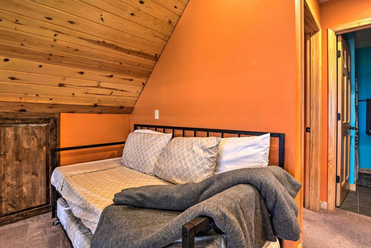 Spacious Log Cabin With Fire Pit And Game Room! Eureka Springs Eksteriør bilde